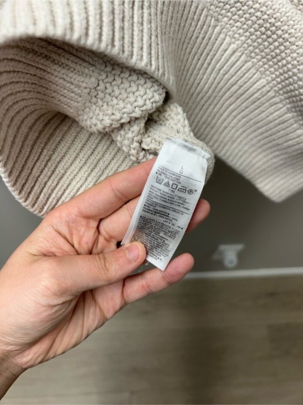 Old Navy Women’s Beige‎ Knit Crewneck Sweater - Picture 5 of 5